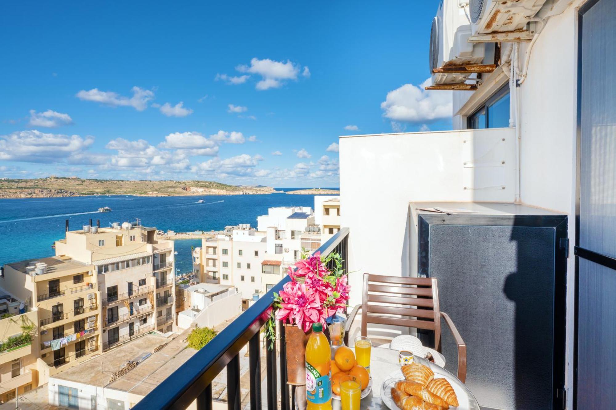 Seashells Sea View Penthouse With Private Hot Tub & Large Sunny Terrace With Stunning Views - By Getwaysmalta Lägenhet St. Paul's Bay Exteriör bild