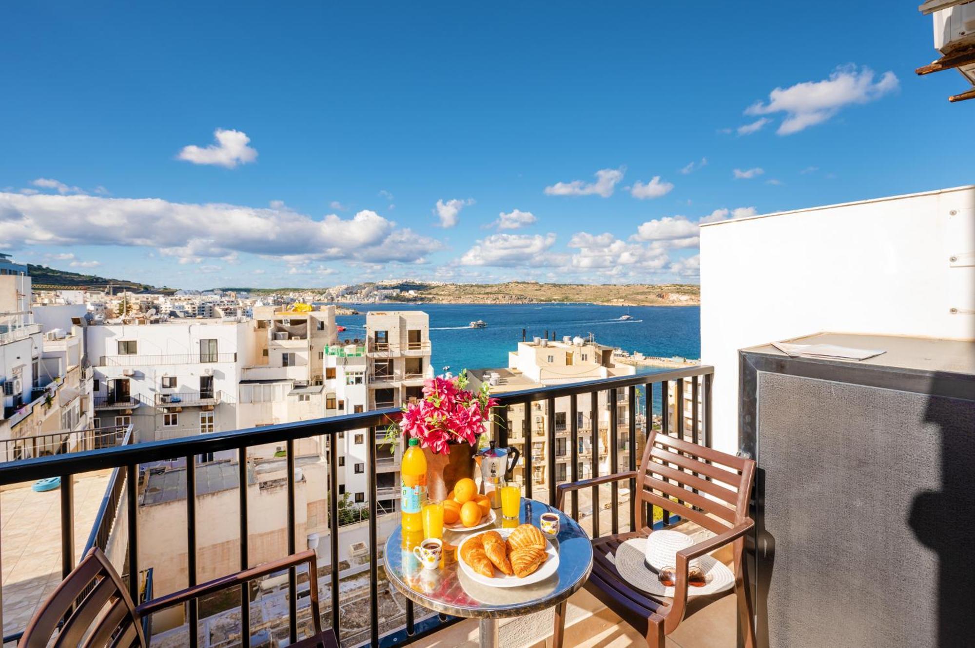 Seashells Sea View Penthouse With Private Hot Tub & Large Sunny Terrace With Stunning Views - By Getwaysmalta Lägenhet St. Paul's Bay Exteriör bild