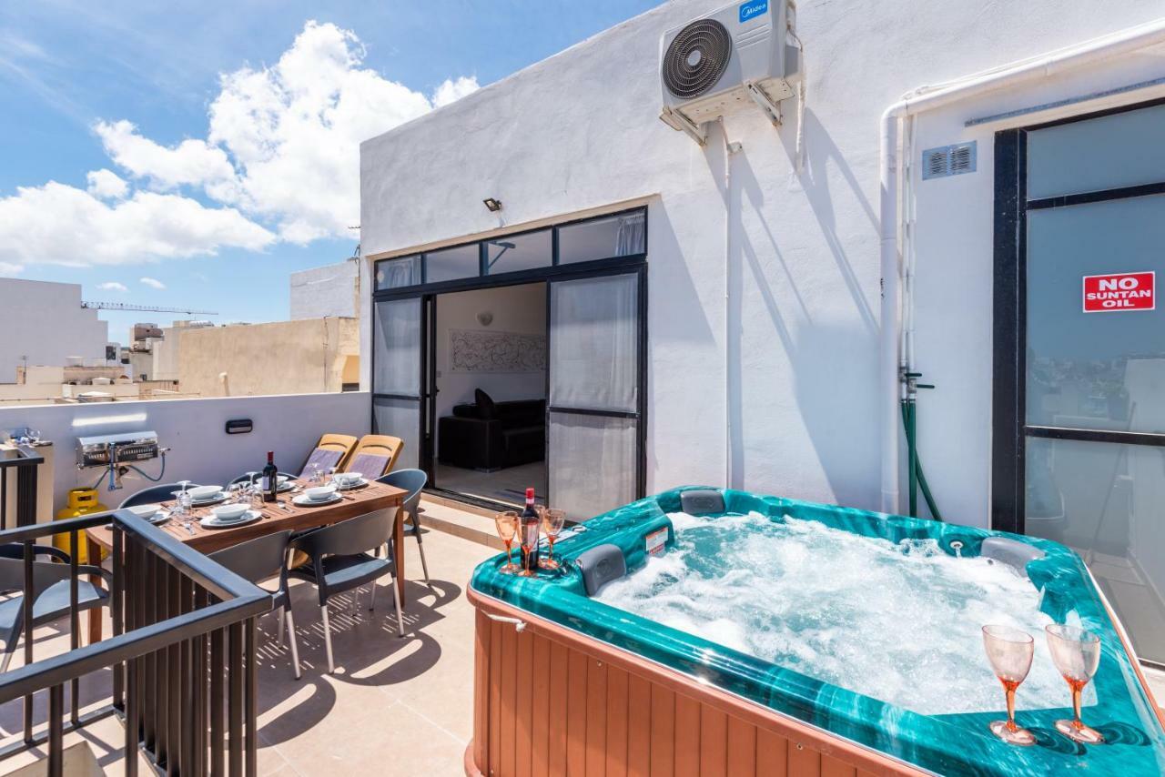 Seashells Sea View Penthouse With Private Hot Tub & Large Sunny Terrace With Stunning Views - By Getwaysmalta Lägenhet St. Paul's Bay Exteriör bild